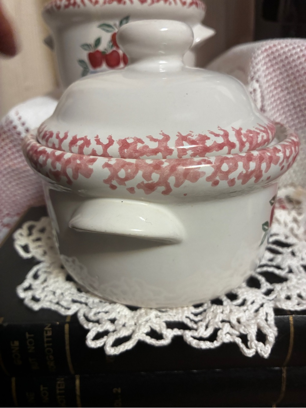 White Ceramic Lidded Crocks with Red Apple Design Sponge-wear set of 2 - Picture 5 of 14